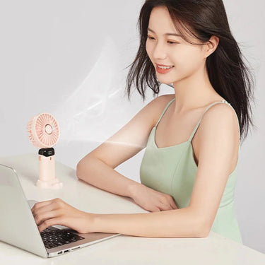 Ventilateur de poche portable rose, idéal pour une utilisation au bureau, compact et rechargeable via USB, offrant une fraßcheur agréable pendant le travail.